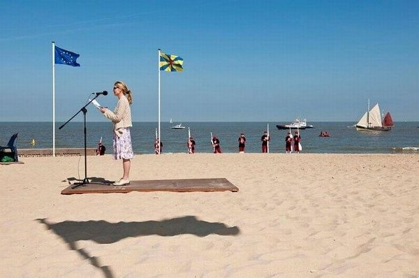 Vliegend tapijt op het strand illusie