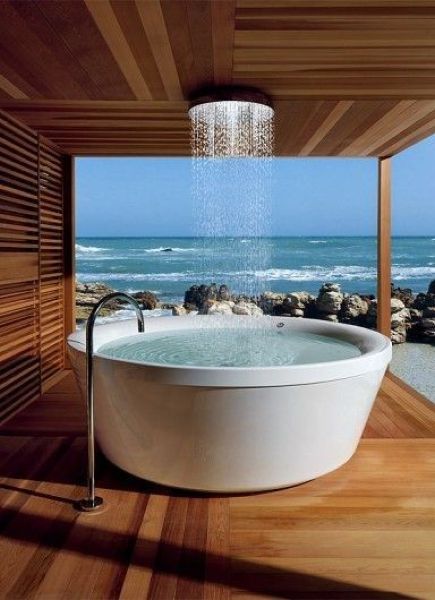 Heerlijk in bad met uitzicht op zee