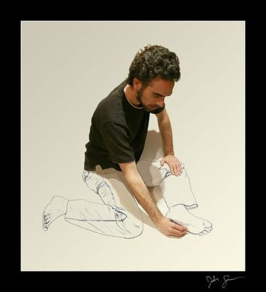 Hij tekent zijn eigen benen
