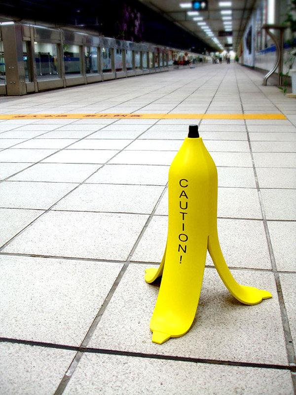 Gladde vloer waarschuwing met banaan