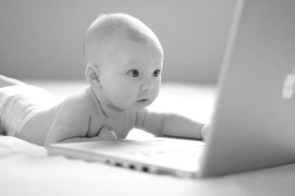 Baby ontdekt de virtuele wereld
