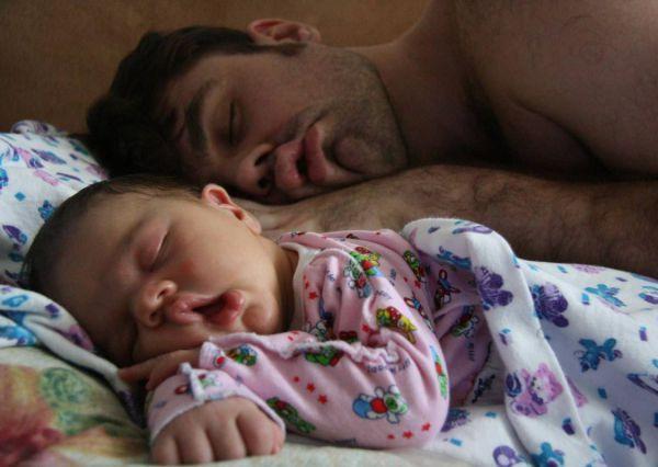 Vader en dochter slapen