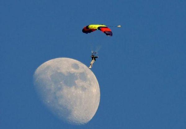 Parachutist landt op de maan