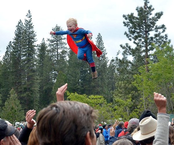 Vliegend Superman jongetje