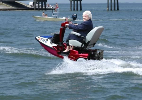 Scootmobiel voor op het water