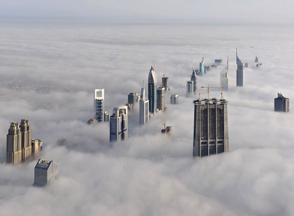 Wolkenkrabbers in Dubai in de mist