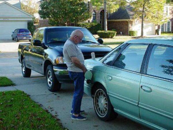 Opa gaat even benzine tanken