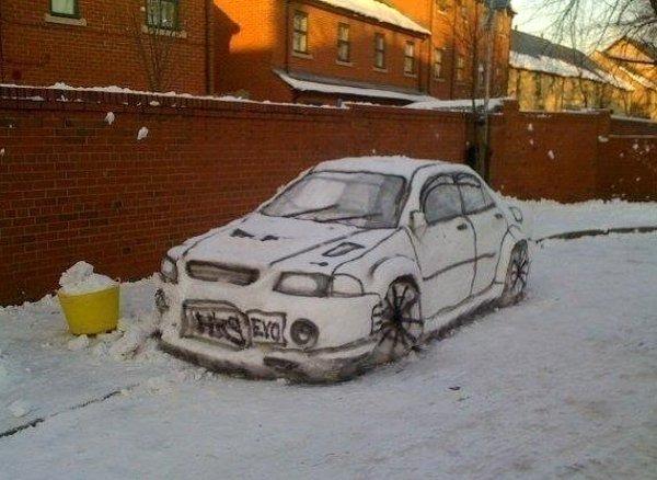 Tekening op ondergesneeuwde auto
