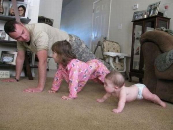 Baby doet push ups