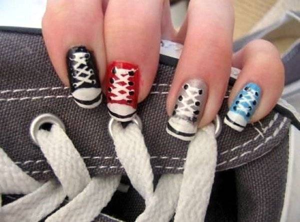 Nagels met schoenen aan