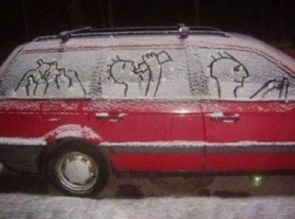 Sneeuw tekening op een auto