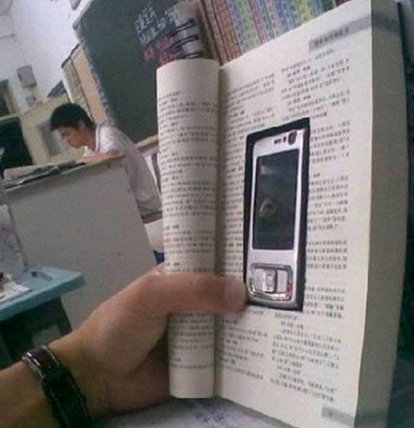 Mobiele telefoon verstopt in een boek