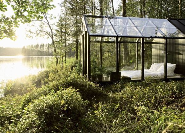 Relaxed glazen huis midden in de natuur