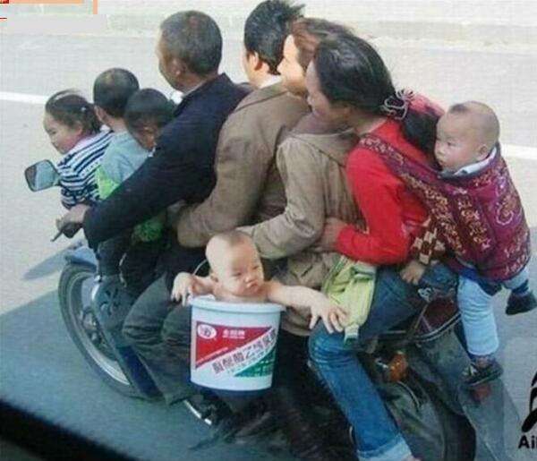 Met de hele familie op de motor