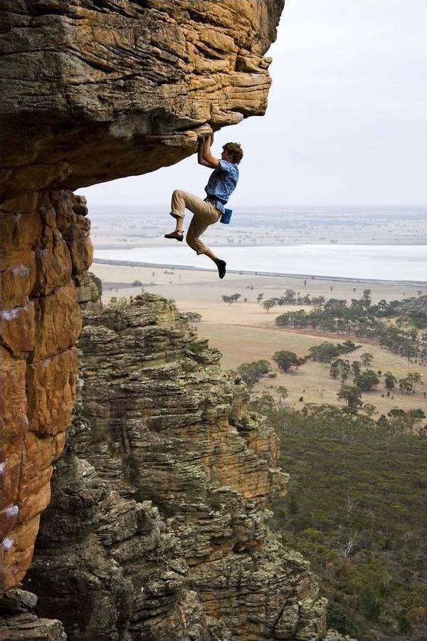 Bergbeklimmer hangt aan een rots