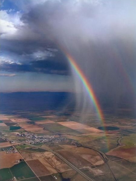 Regenboog vanuit het vliegtuig