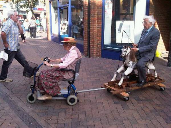 Oudjes gaan samen een rondje rijden