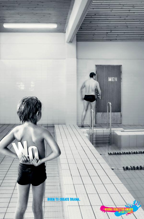 Boefje stuurt zijn vader naar de dames WC